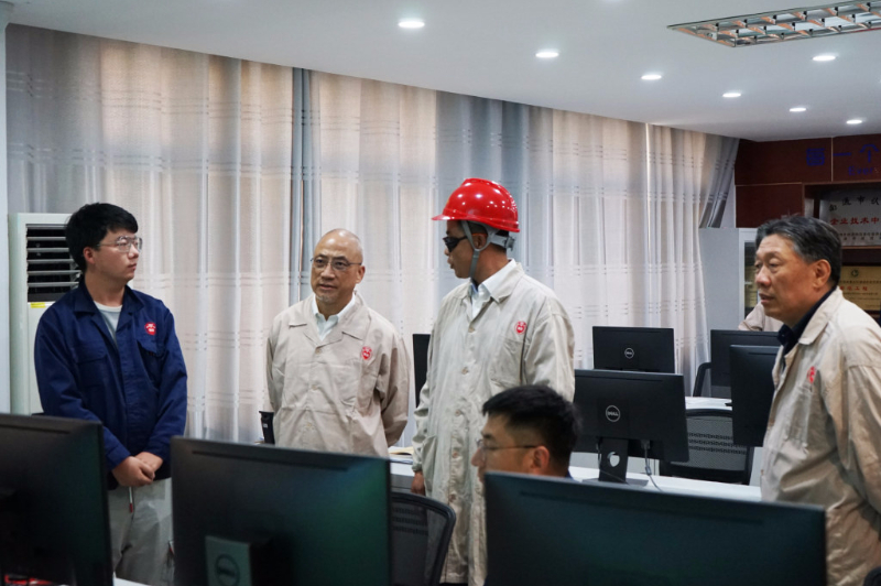 上海醫(yī)藥執(zhí)行董事、總裁左敏一行調(diào)研南通常佑藥業(yè)